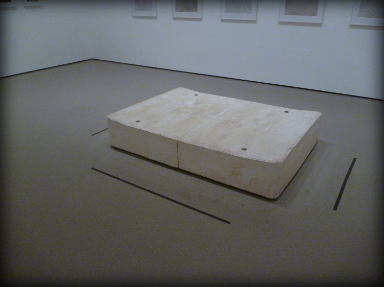 Un des truc bien pourri du MoMA, il leur restait du béton, ils ont posé ça la! 